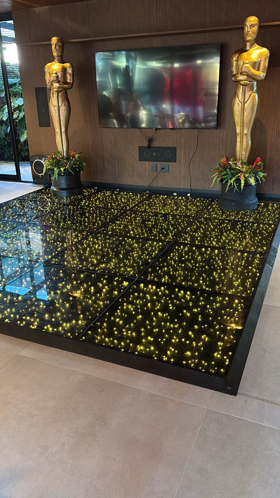 Pista Paris — piso de LED dourado