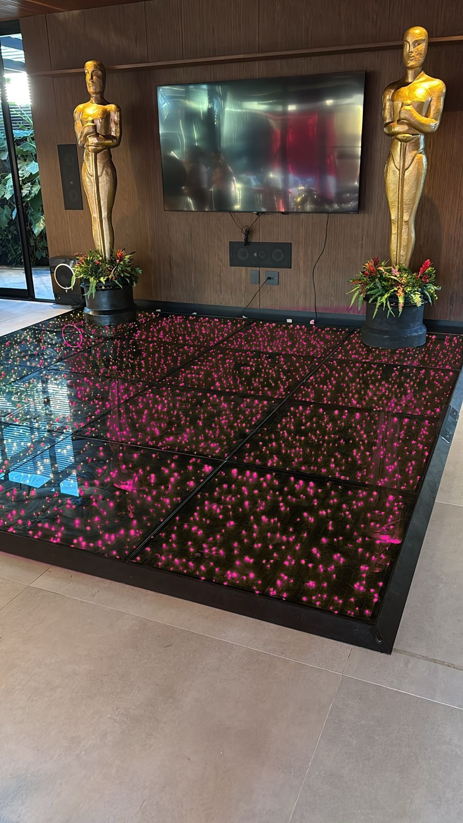 Pista Paris Pink — piso de LED com luzes rosa em evento